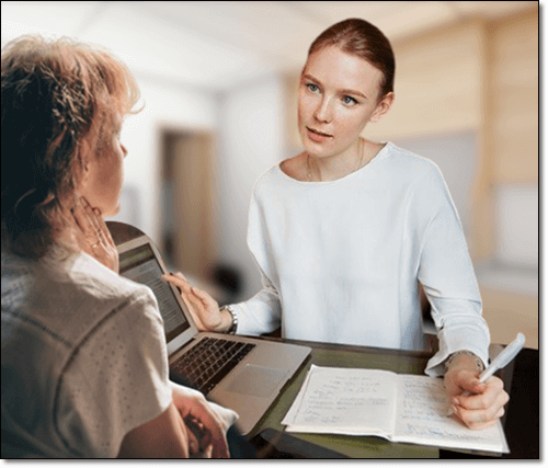 의료 전문가와 상담 중인 여성