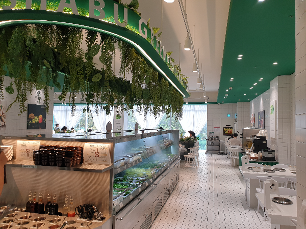 중앙 셀프바와 테이블. 공간이 넓찍해서 좋다.