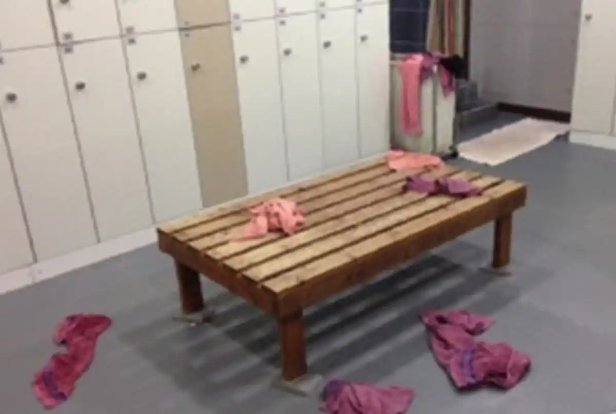 헬스장-탈의실-수건-운동복-바닥에떨어진이미지