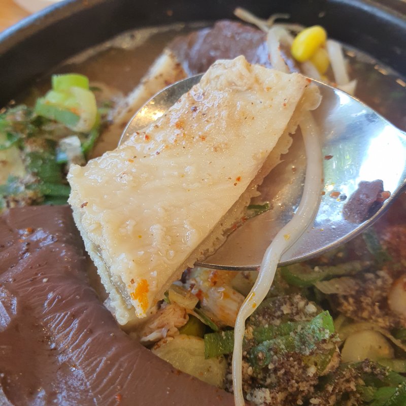 잘익은-부속고기가-들어간-얼큰한-내장탕