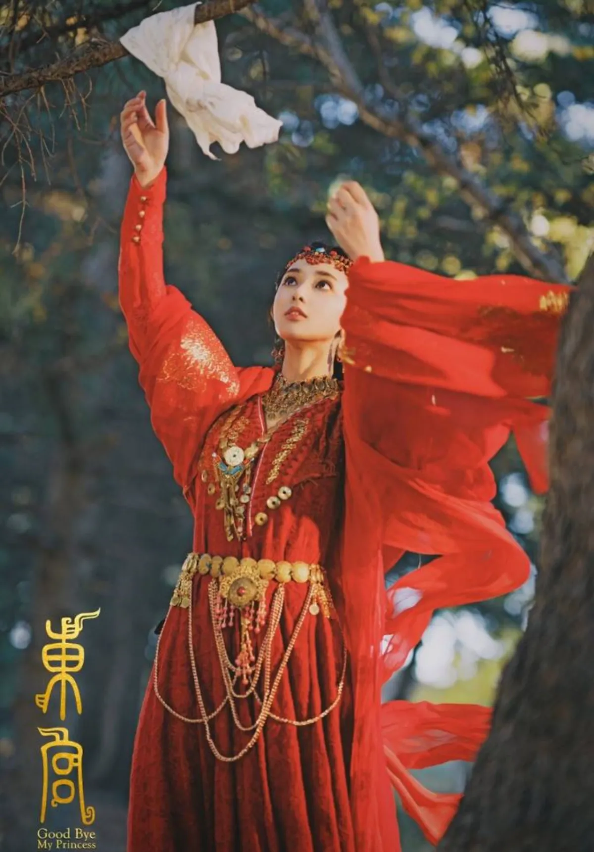 붉은옷을-입고-손수건을-나무에-묶는-소풍-팽소염