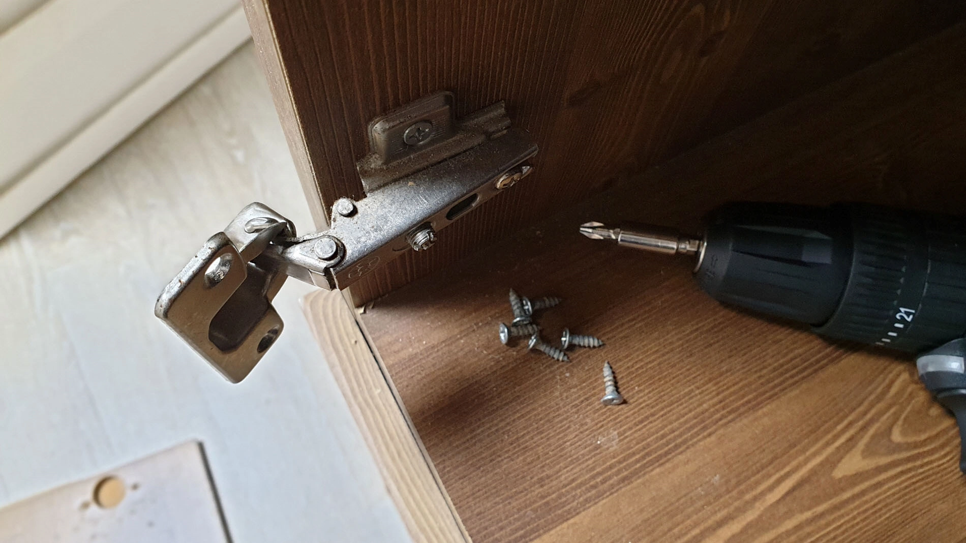 가구 경첩 떼는 모습