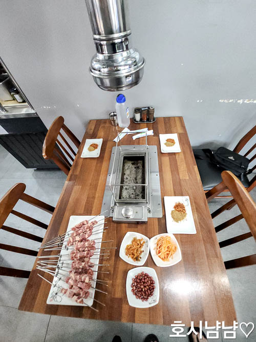 덕풍시장 칭따오양꼬치 테이블 세팅