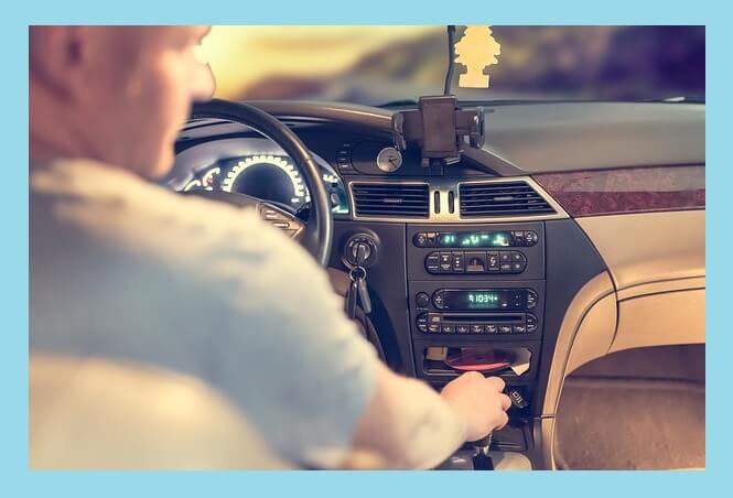 운전하는-사람-뒷모습