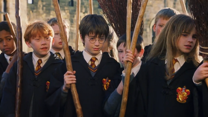 해리 포터, 론 위즐리, 헤르미온느 그레인저가 빗자루를 들고 있다