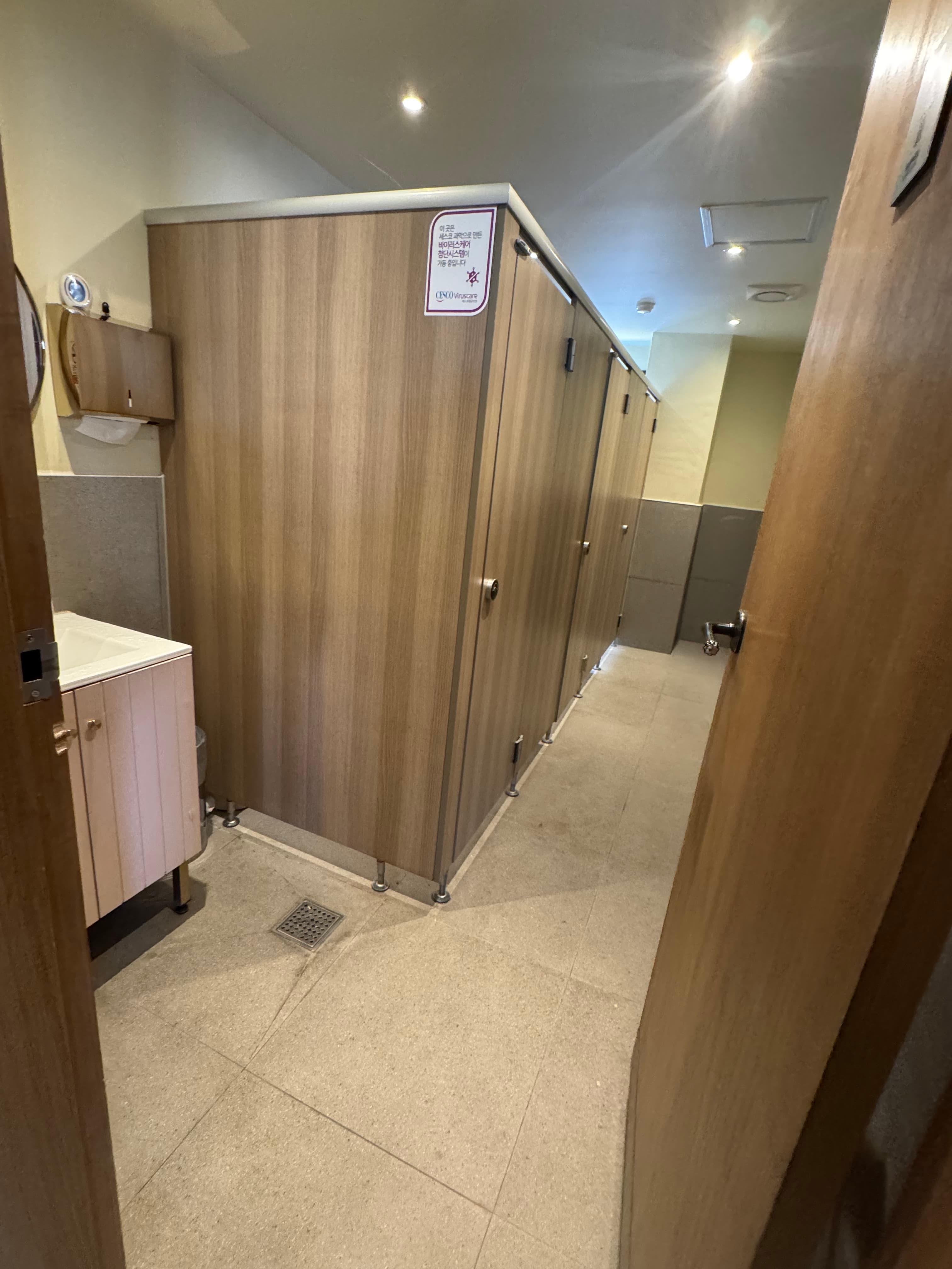 오피먼트 4층 여자화장실 내부모습