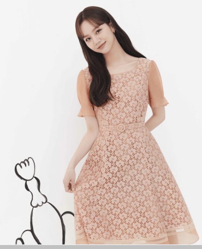 분홍색-원피스를-입고있는-혜리