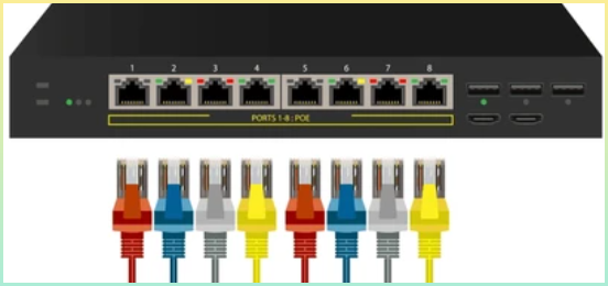 포트가 많은 라우터 공유기와 색깔별로 다양한 랜 케이블.