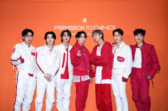 방탄소년단은 9일(현지시간) 미국 네바다주 라스베이거스 얼리전트 스타디움에서 그룹 방탄소년단 콘서트 &#39;BTS PERMISSOIN TO DANCE ON STAGE - LAS VEGAS&#39;을 앞두고 가진 짧은 기자간담회에서 포즈를 취하고 있다. [사진=빅히트뮤직]