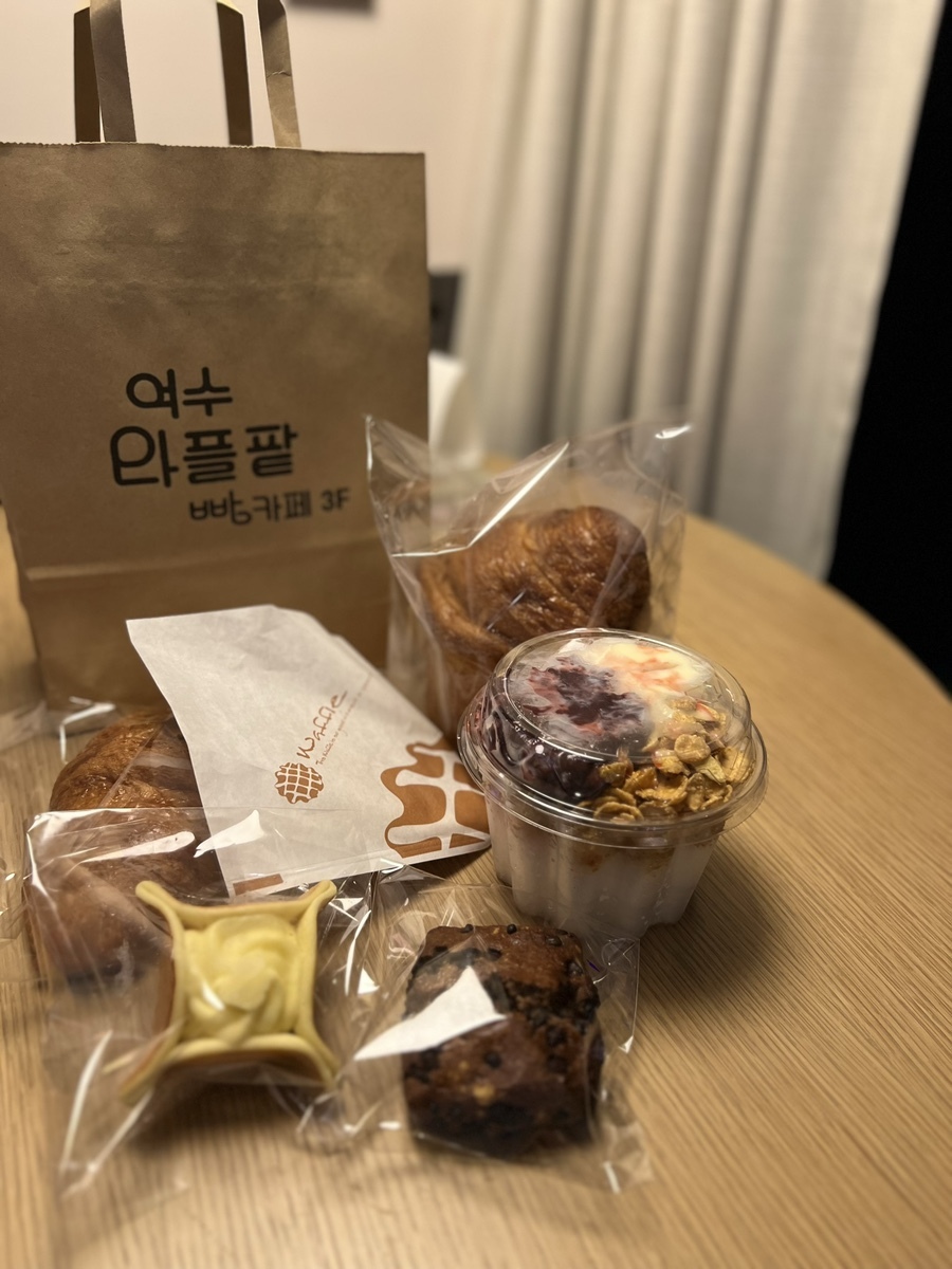 여수 와플팥 카페 팥빙수와 빵들