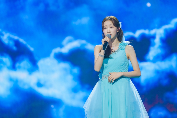 '미스트롯3' 정서주가 노래하고 있다. [사진=TV CHOSUN &lsquo;미스트롯3&rsquo;]