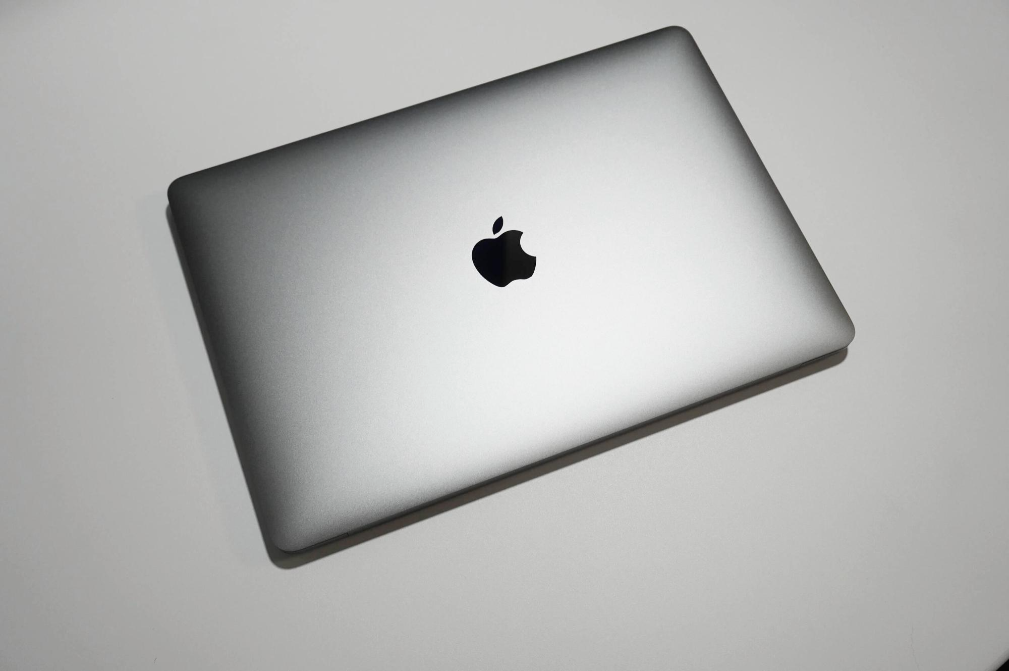 맥북프로 m1 외관 상판