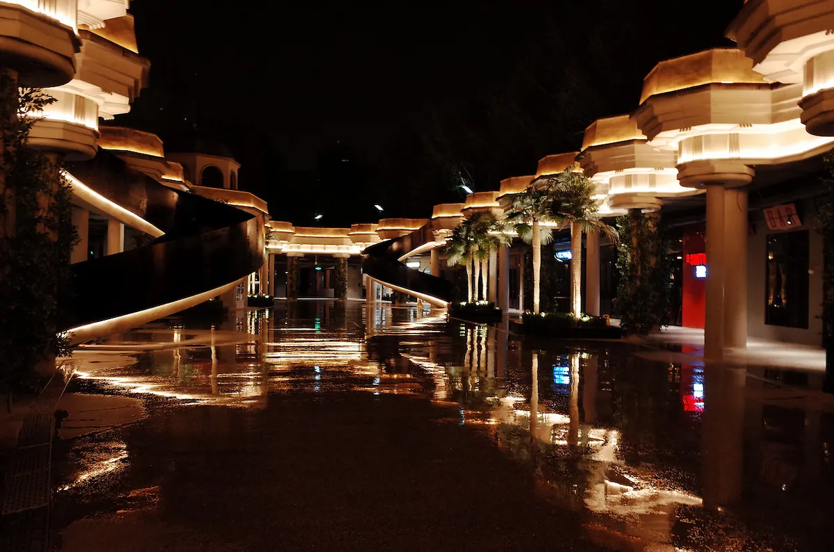 상하이 JZ Club이 위치한 Found 158(혹은 복합공간)의 화려한 조명과 세련된 야경 거리