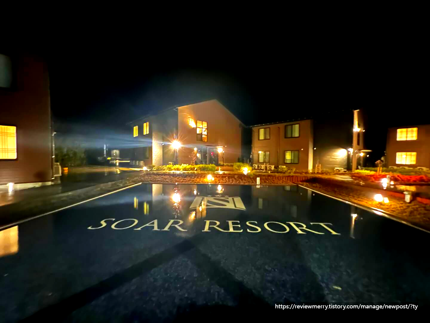 리조트 밤 풀 사진
