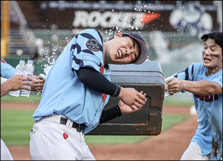 롯데-고승민선수-사이클링-히트-후-동료선수로-부터-물세례-축하를-받으며-기뻐하는-모습