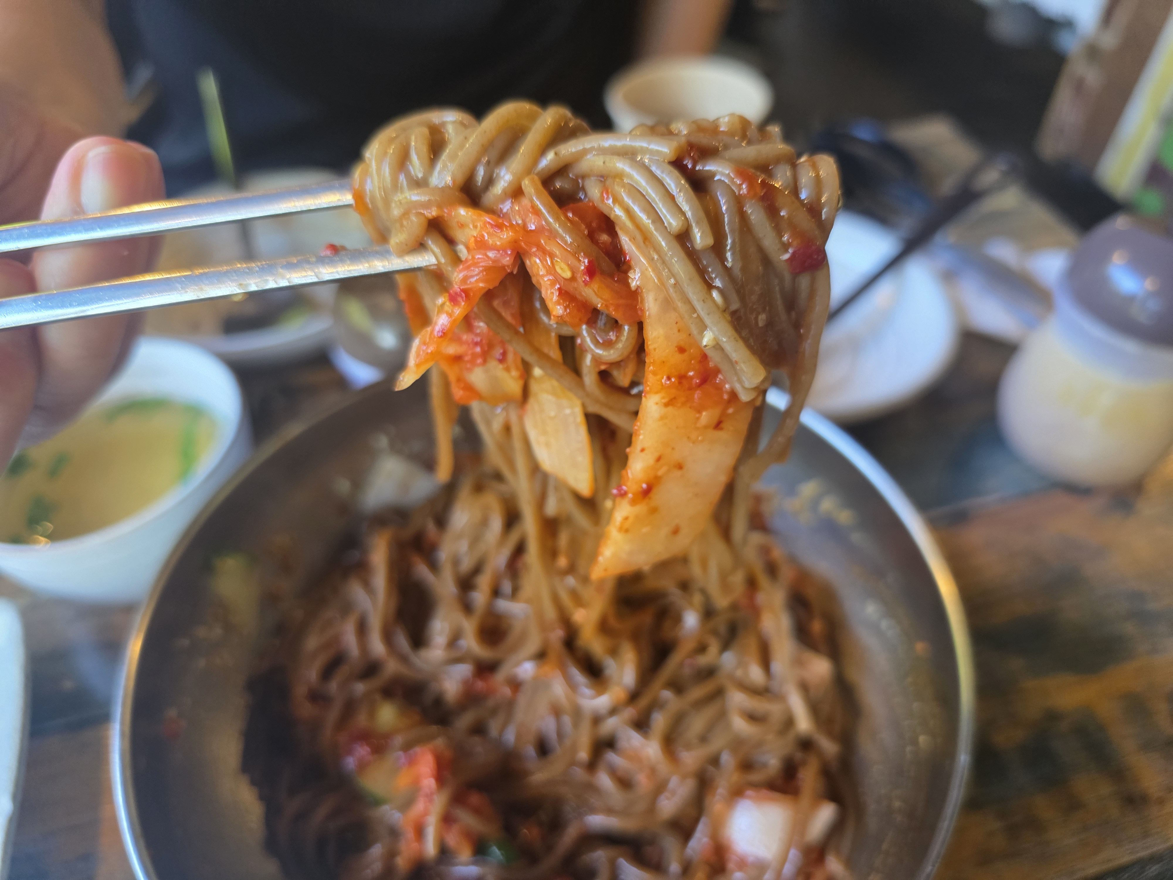 강마을다람쥐 도토리 비빔국수 한 젓가락 들어올린 사진