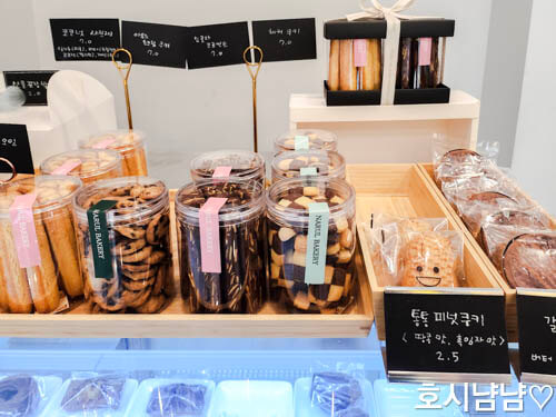 하남 나룰빵집 병에 담긴 수제 쿠키와 포장 디테일