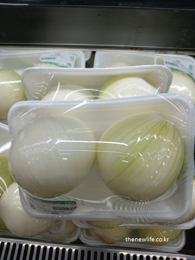 생양파 효능을 위해 마트에서 세척 후 포장된 양파를 구매하는 모습