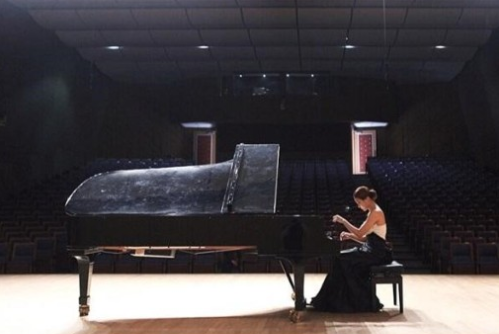 피아노 앞에서 연주 중인 가수 조정민