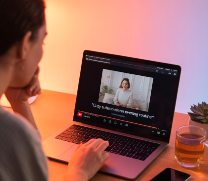YouTube repeat loop settings interface on PC and mobile devices showing step-by-step guide