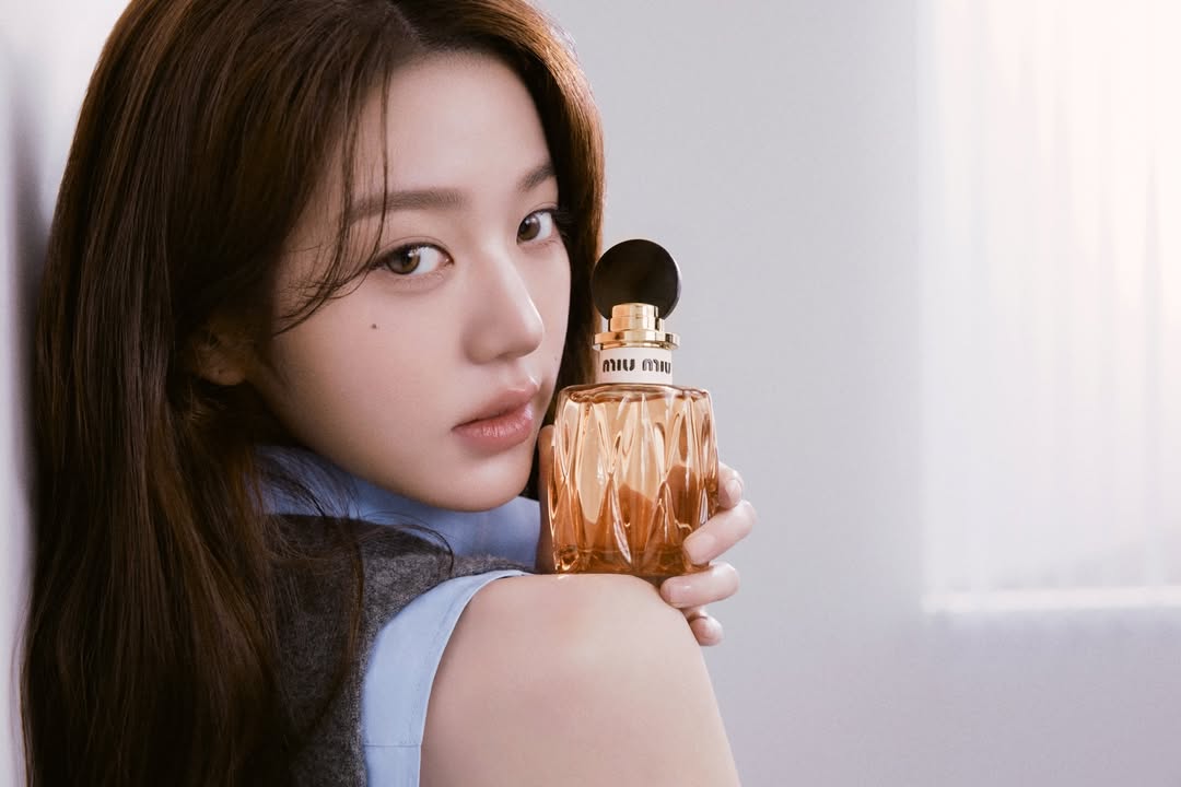 새로 오픈한 미우미우 향수를 들고 있는 장원영 뷰티 화보