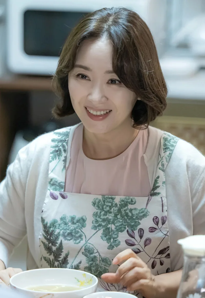 재벌X형사에서 갈색 단발 웨이브를 하고 있는 고미숙을 연기하는 배우 윤유선