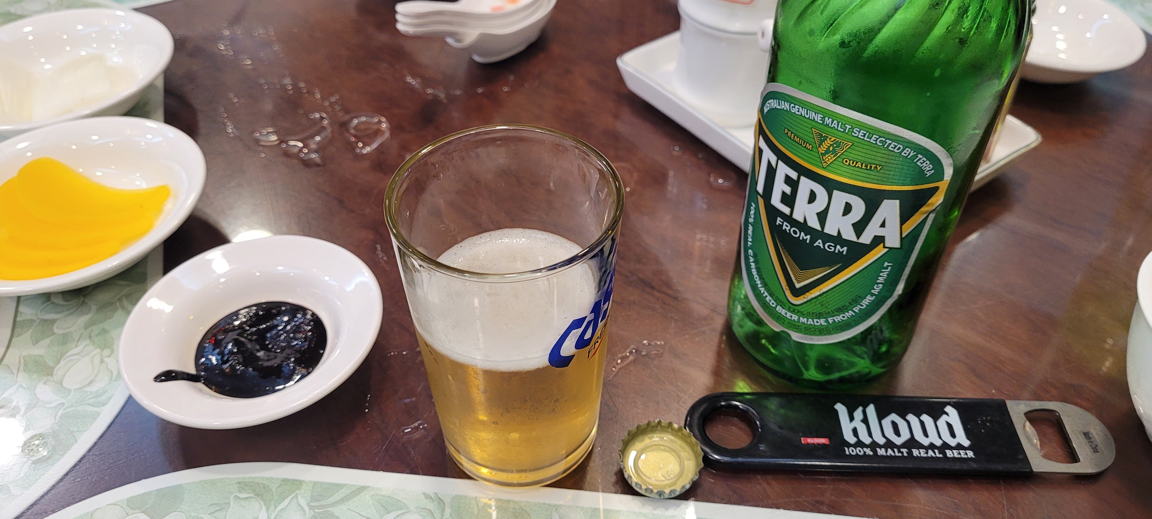 단무지, 춘장, 양파 등 기본 반찬과 맥주 한잔