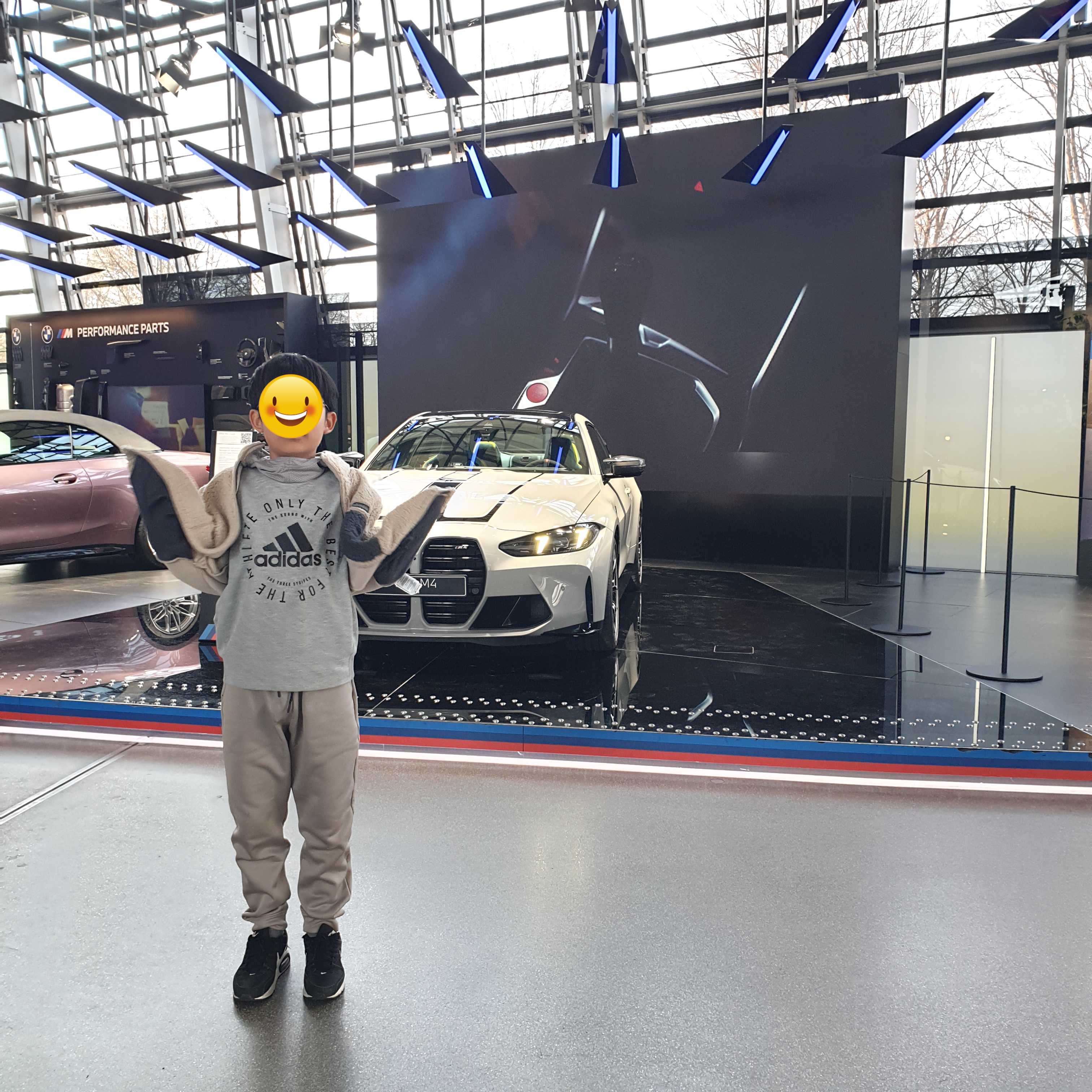 BMW Welt 에서 M4와 함께