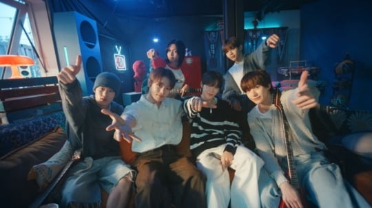 인기가 급상승하고 있는 아이돌 라이즈를 모델로 영입한 우리은행.