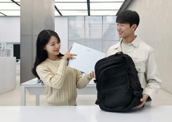 실시간 번역 및 자연어 파일 검색 기능을 실행 중인 갤럭시 북6 AI PC 구동 화면