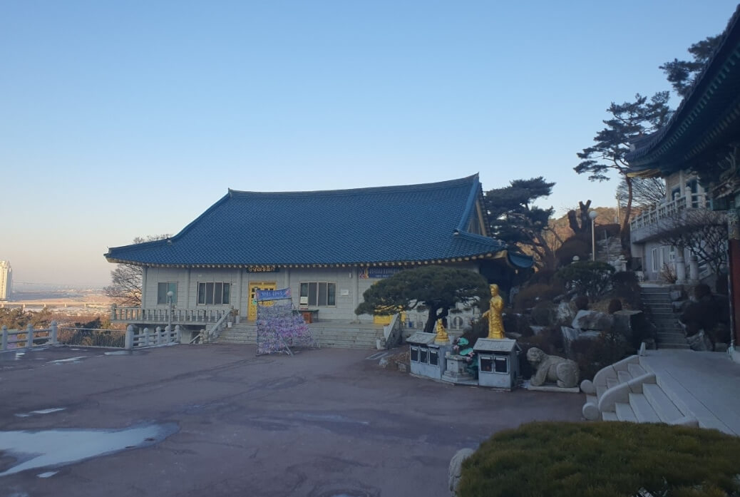 인천 흥륜사 : 서해를 품은 천년의 고찰과 송도 낙조의 미학 도심 속에 숨 쉬는 전통 사찰