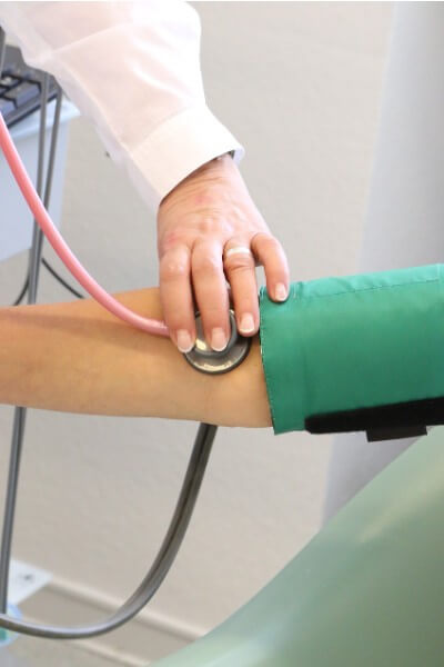 진찰을 받고 있는 남성