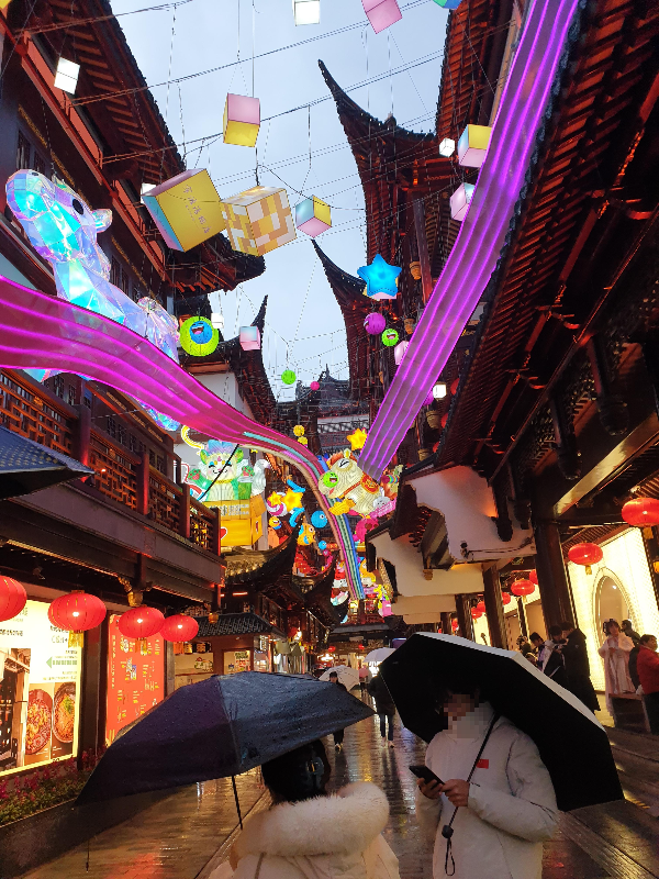 길을 따라 붉은색과 각종 모양의 조명 구조물