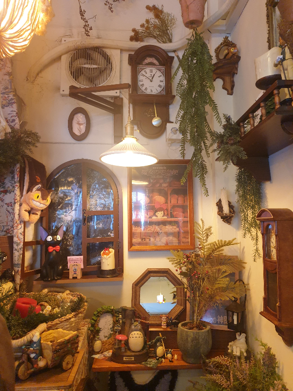 토토로, 지지 등 지브리 캐릭터와 앤틱한 소품들이 놓여있는 공간