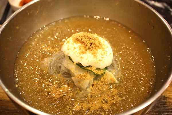 계란이올려진-냉면