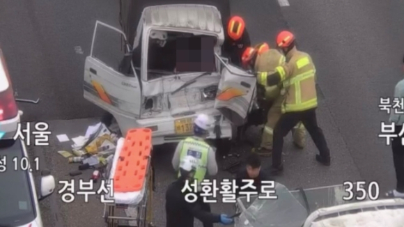 지난 3월 24일 충남 천안시 경부고속도로 서울 방향 북천안 IC에서 화물차 3대가 추돌하는 사고가 발생했다. [사진=천안서북소방서 제공]