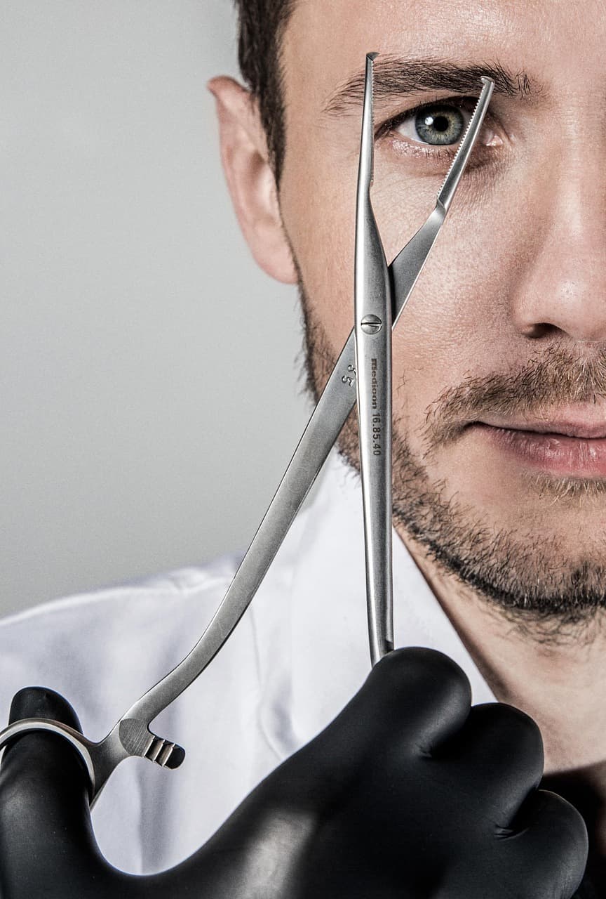 흰머리는 뽑으면 더 많이 날까?