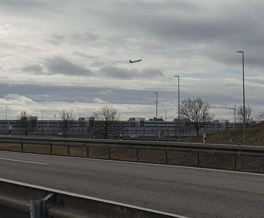 뮌헨공항에서 이륙하는 루프트한자 항공기