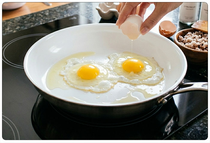 프라이팬 예열 및 계란 넣기