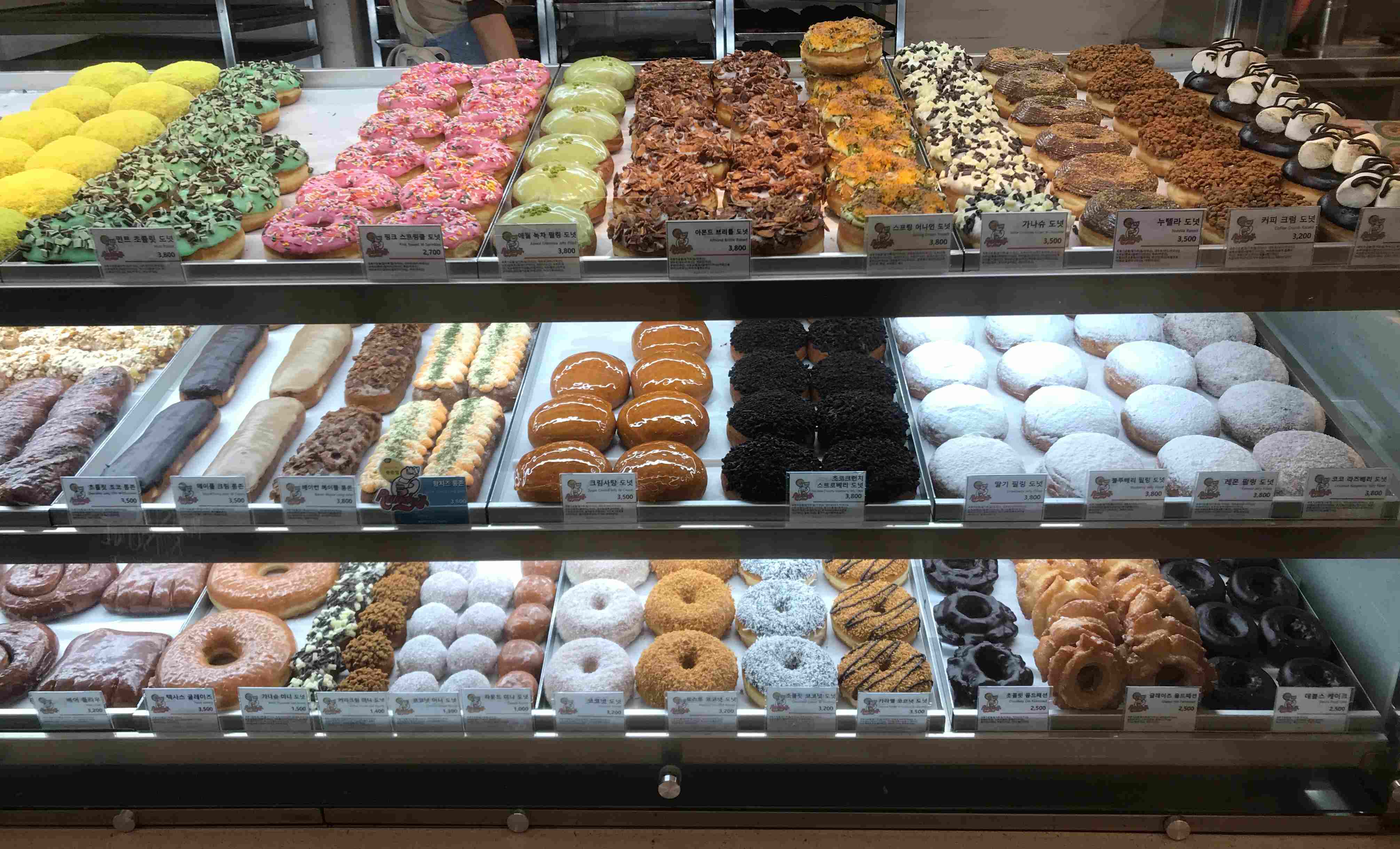 랜디스 도넛 진열대 일부