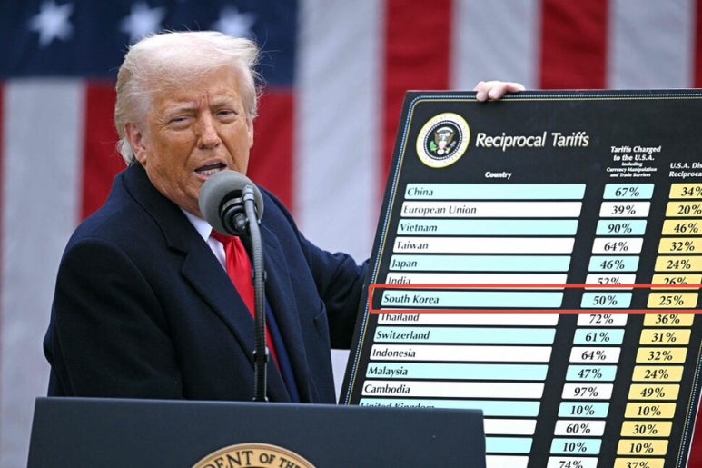 한국 25%를 비롯해 국가별 상호 관세부과를 언급하는 트럼프 미국 대통령