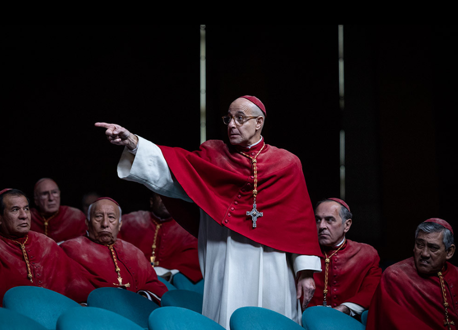 영화 콘클라베 테데스코 추기경을 비난하는 벨리니 추기경