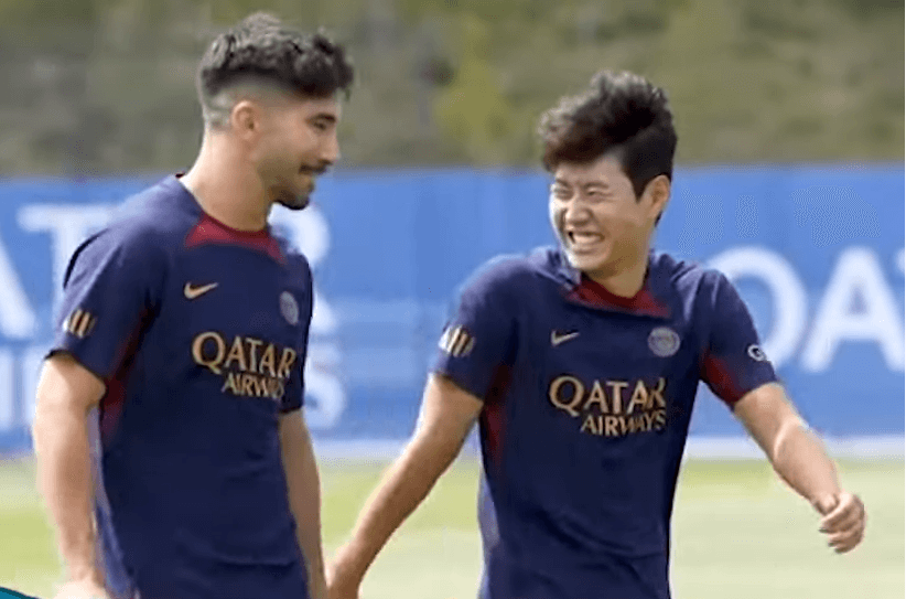 이강인 훈련중 웃고 있는 이미지