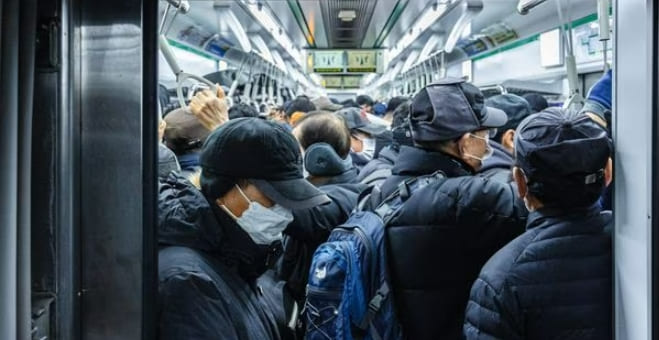 새벽 첫차로 출근하는 열혈 직장인들..."힘든 것 보다 보람 더 느껴" ㅣ 새벽 첫 버스 지하철은 몇시?