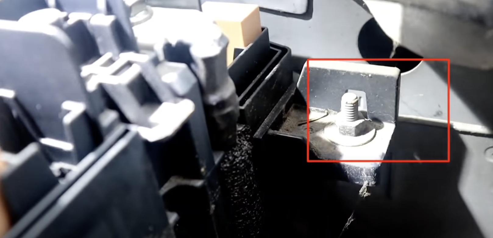 퓨즈박스 고정 볼트로 교체 여부 확인하기