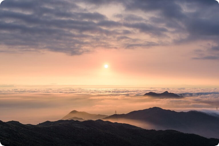산에서 보는 일출 모습
