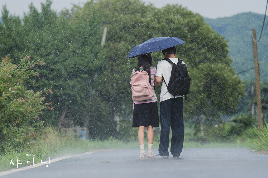 샤이닝 뜻&middot;1회 줄거리