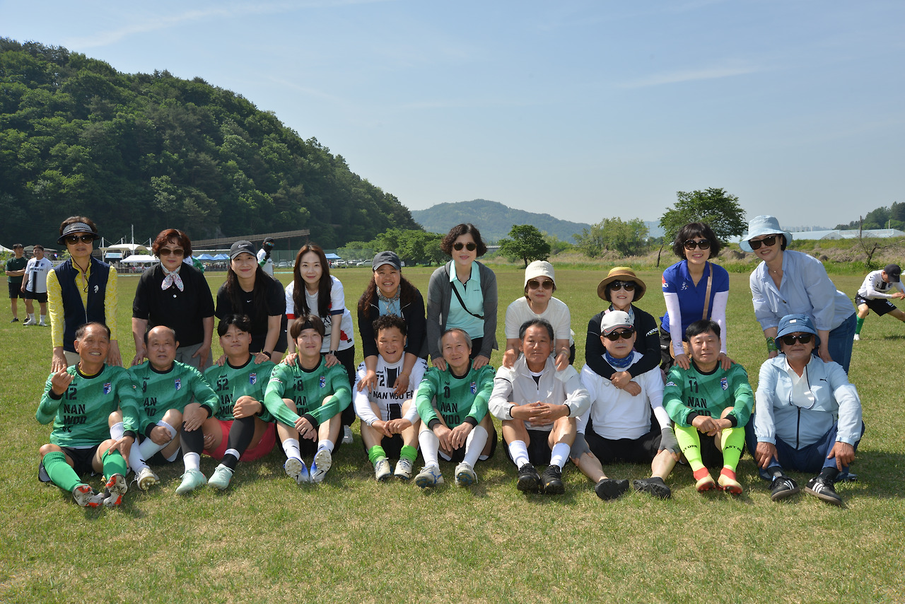 축구는 좋아서 시작 누가 시켜서 한여름 운동장에 나가는 사람은 없어요