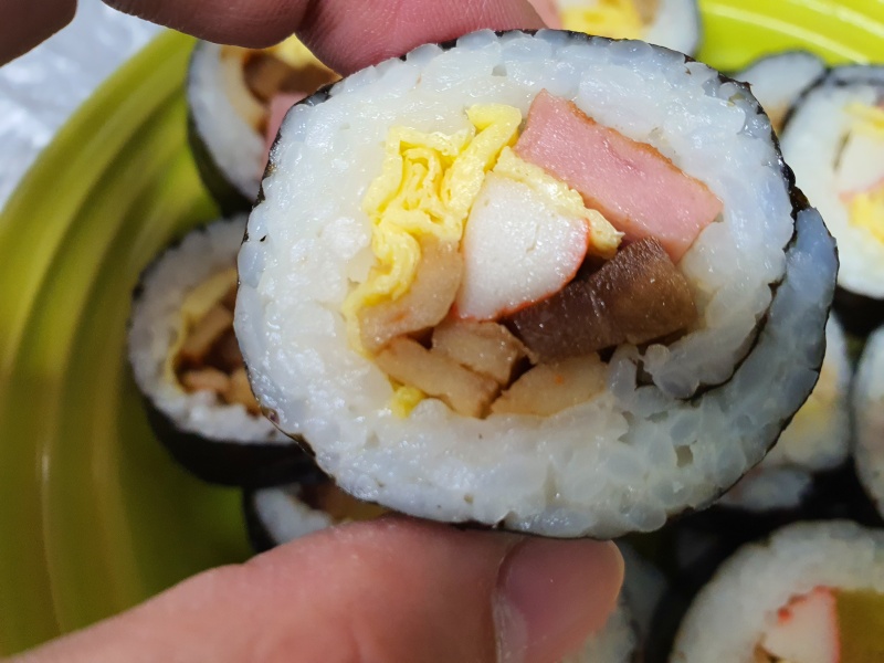 한개-집어든-김밥