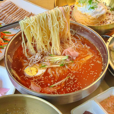 물밀면 면 들고 있는 모습